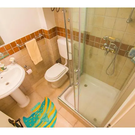 Villa Stunning 7-bed In With Pool *