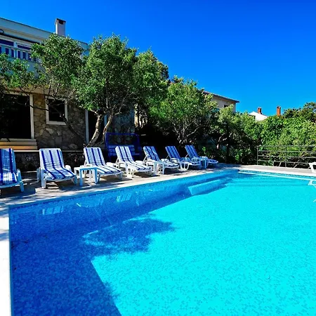 Stunning 7-bed In With Pool * Maslinica
