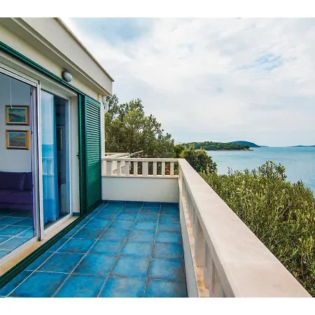 Villa Stunning 7-bed In With Pool *