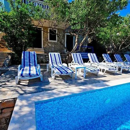 Stunning 7-bed In With Pool Maslinica