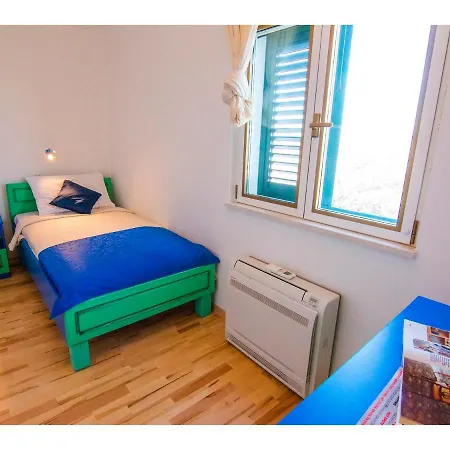 Villa Stunning 7-bed In With Pool