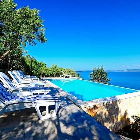 Stunning 7-bed In With Pool *
